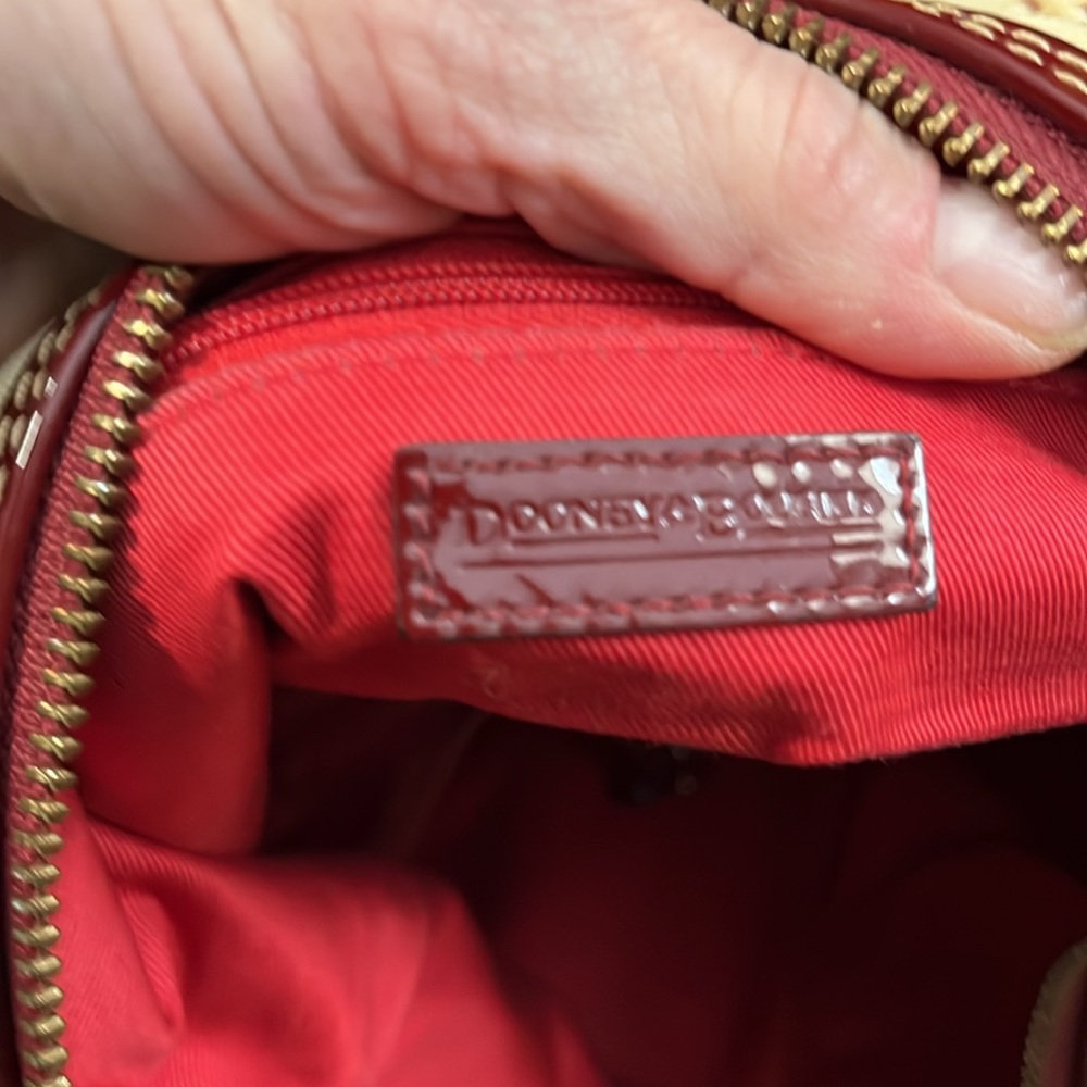 Dooney & Bourke XL NIKKI Signature Shoulder Handbag in Red Patent & Cream Canvas - Picture 6 of 10